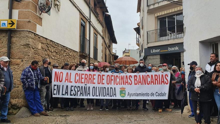 Dos entidades optan a instalar oficinas y cajeros en 38 pueblos