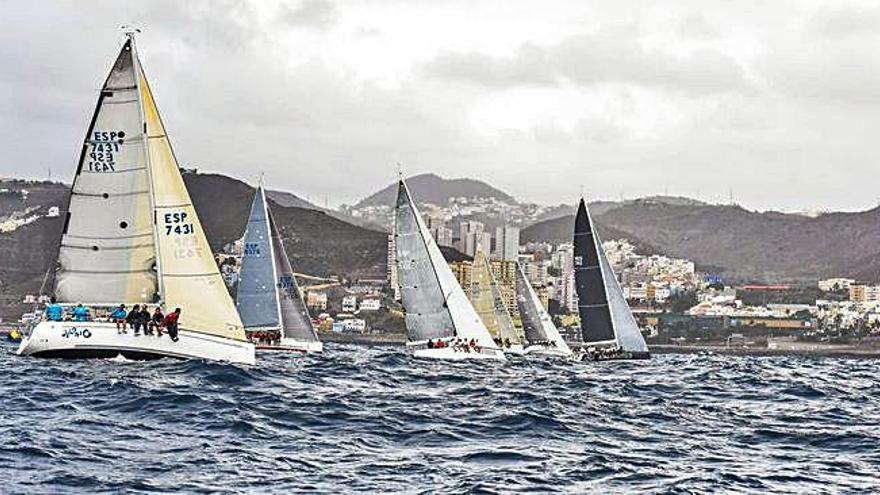Embarcaciones navegan en la bahía de la capital grancanaria durante una de las ediciones anteriores de la competición.
