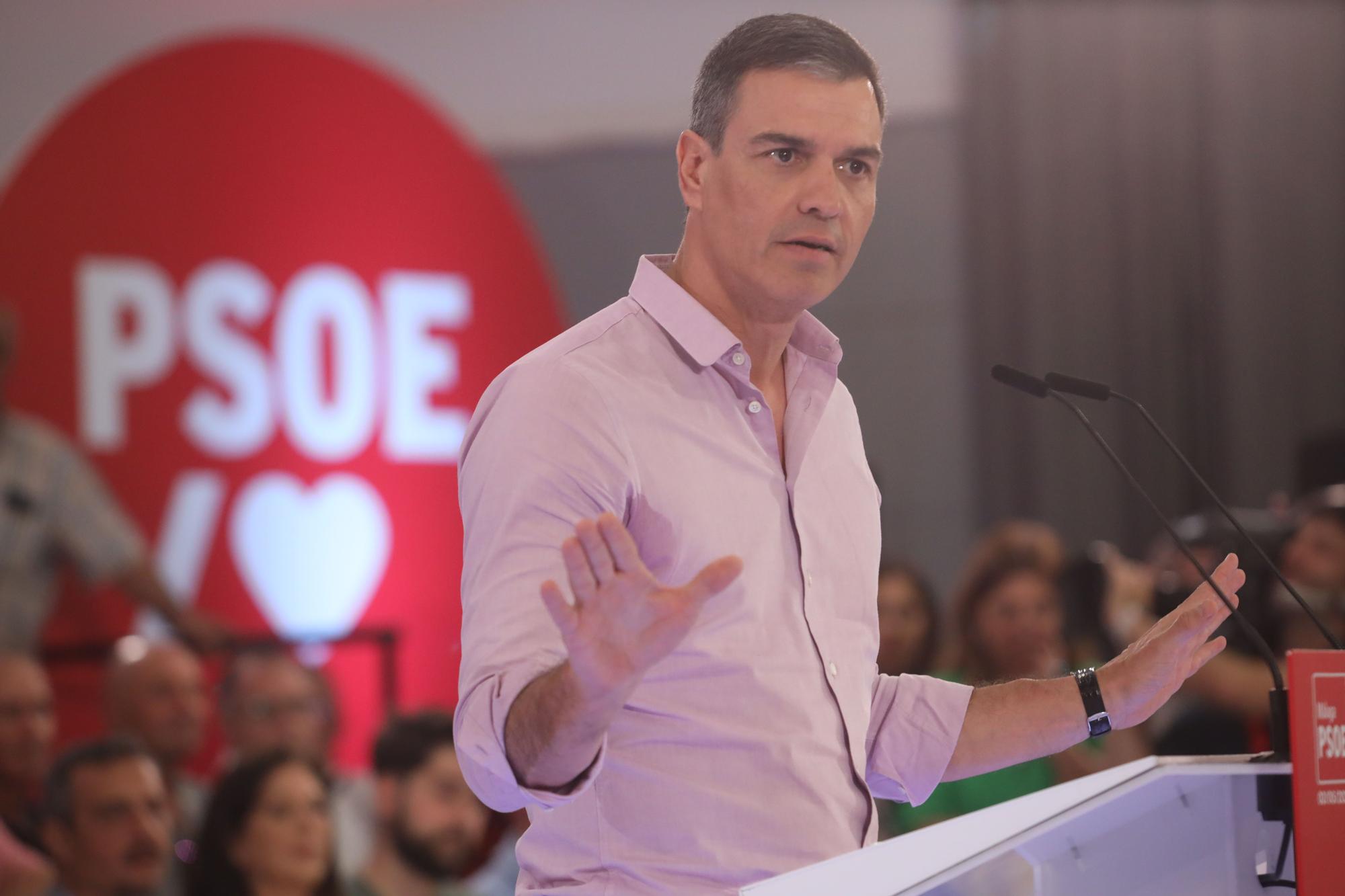 Pedro Sánchez celebra con Dani Pérez el 'cumpleaños' del PSOE en Málaga