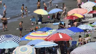 Vuelve la guerra de las sombrillas en la playa: ya hay multas