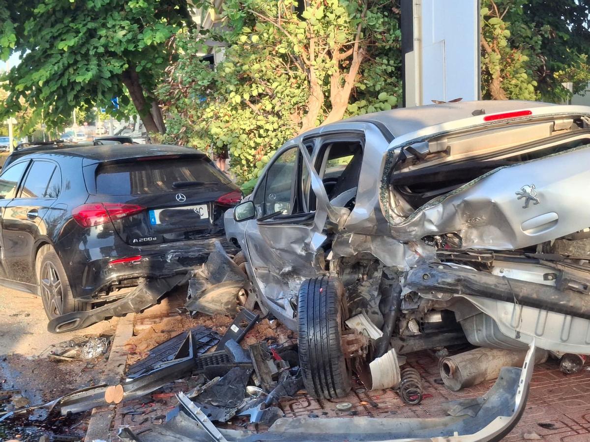 Así ha quedado el coche contra el que ha impactado de pleno el que se ha salido de la vía