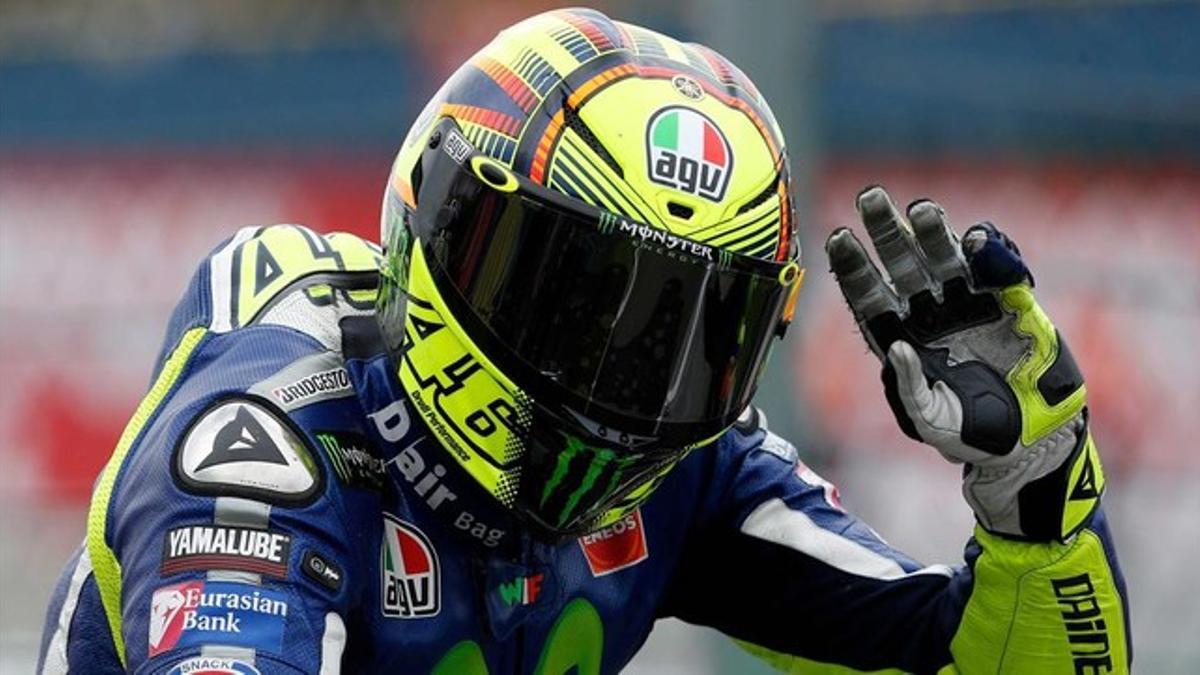 Valentino Rossi celebra la 'pole position' conseguida en el circuito de Assen.