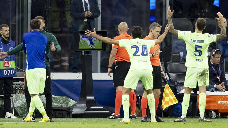 Eric e Iñigo se exclaman al ver la pantalla que mira Marciniak con el penalti de Cubarsí.