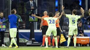 Eric e Iñigo se exclaman al ver la pantalla que mira Marciniak con el penalti de Cubarsí.