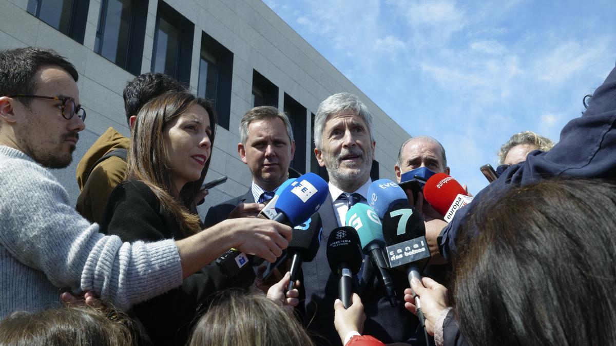 Archivo - Archivo. El ministro del Interior, Fernando Grande-Marlaska, interviene ante los medios de comunicación a su llegada a la inauguración de la nueva comisaría de Policía Nacional en Ribeira, a 22 de abril de 2022, en Ribeira, A Coruña, Galicia.