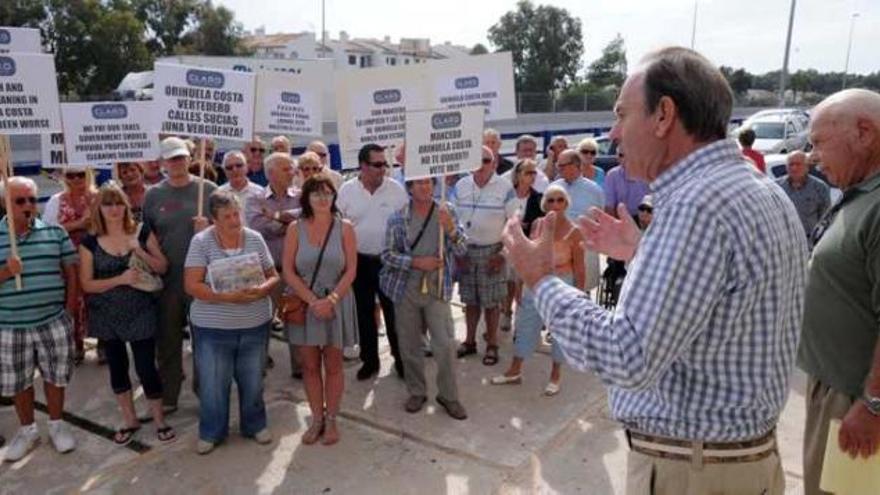 Montañas de podas sin retirar motivan una nueva protesta