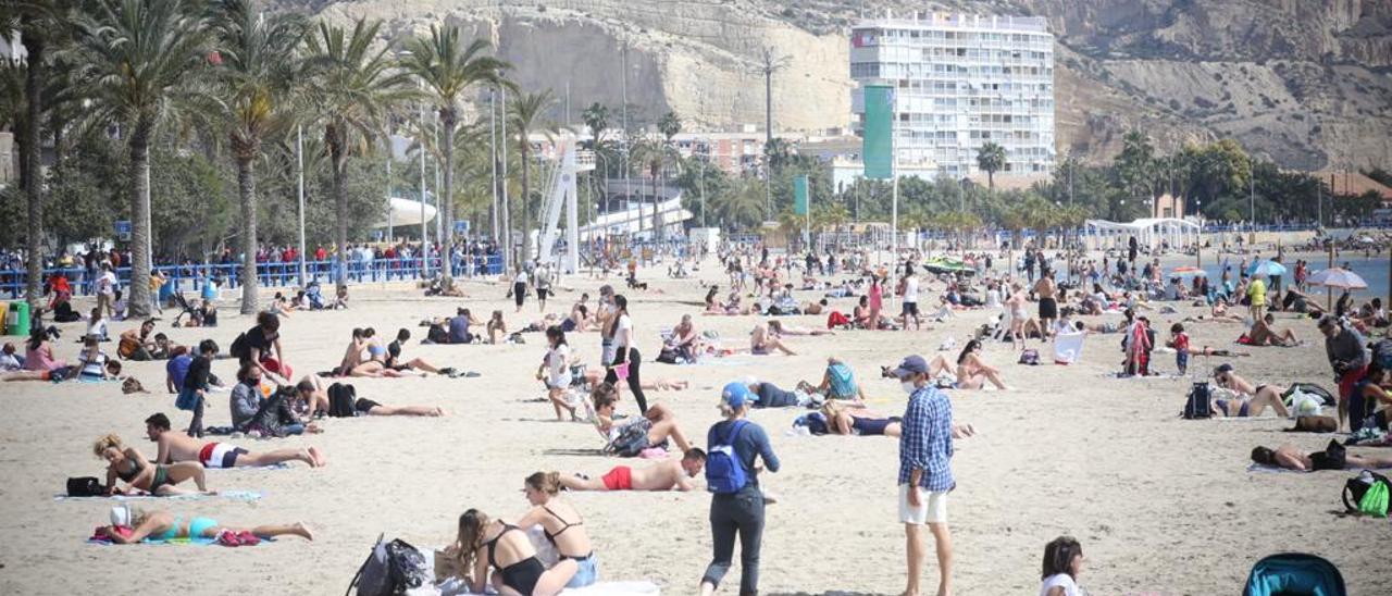 El tiempo sigue invitando a ir a la playa pero mañana vuelve el frío