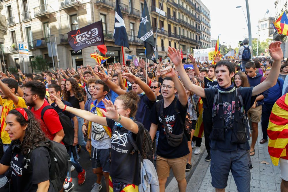 Milers de persones reivindiquen el mandat de l''1 d''octubre al centre de Barcelona