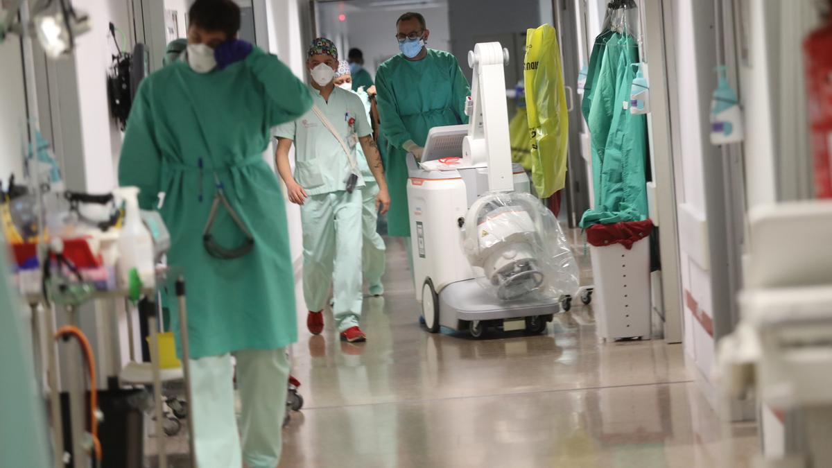 Uno de los pasillos del Hospital Vinalopó de Elche durante la tercera ola de la pandemia