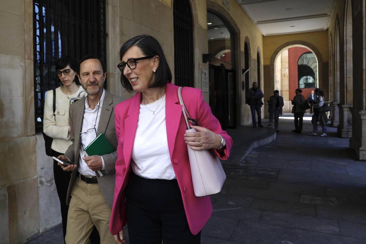 Nieves Roqueñí saliendo de la Casa Consistorial.