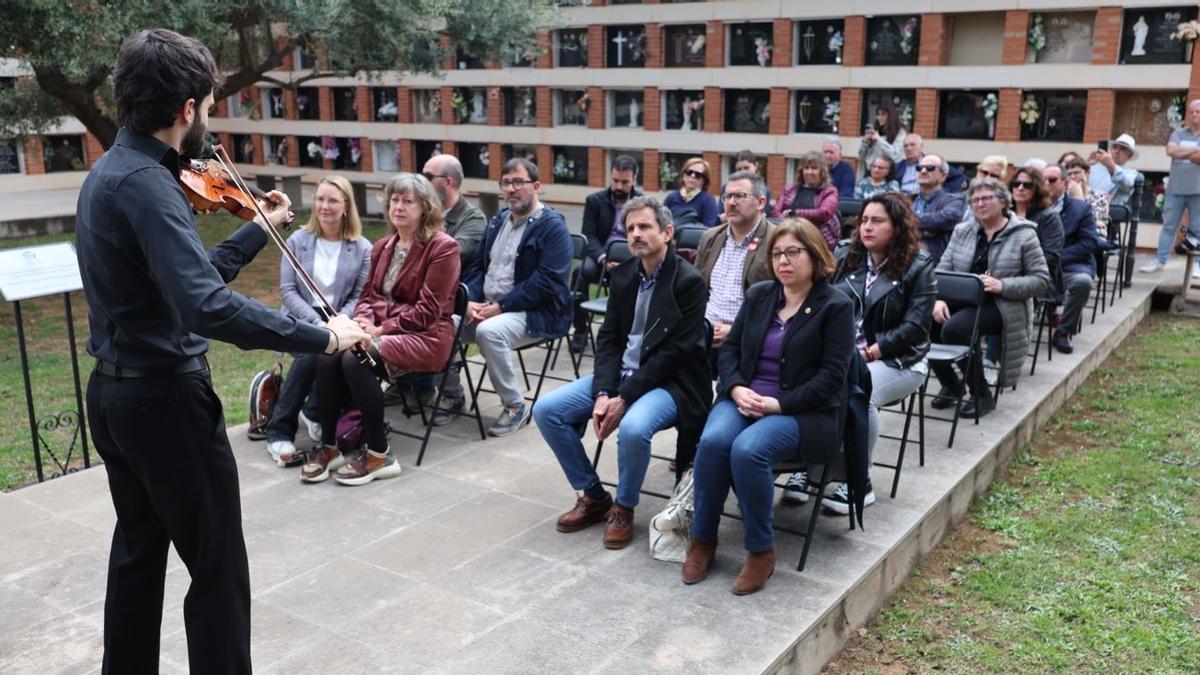 El violinista vila-realense Davif Flores interpretó dos piezas musicales en el homenaje a las víctimas y represaliados del franquismo.