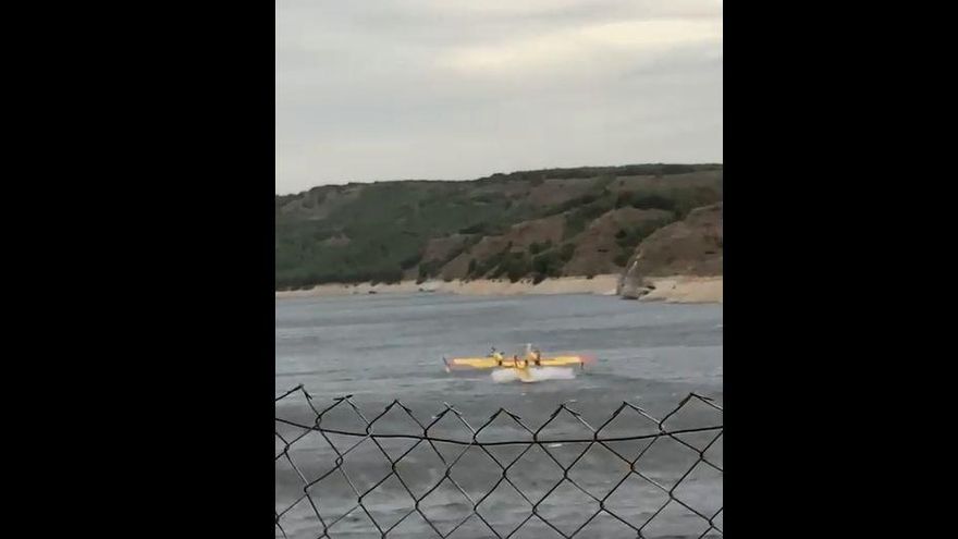 Un hidroavión carga su depósito de agua para luchar contra el fuego