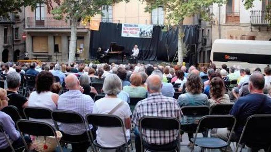 Gentada a la plaça de Sant Joan, amb Joan Isaac al fons