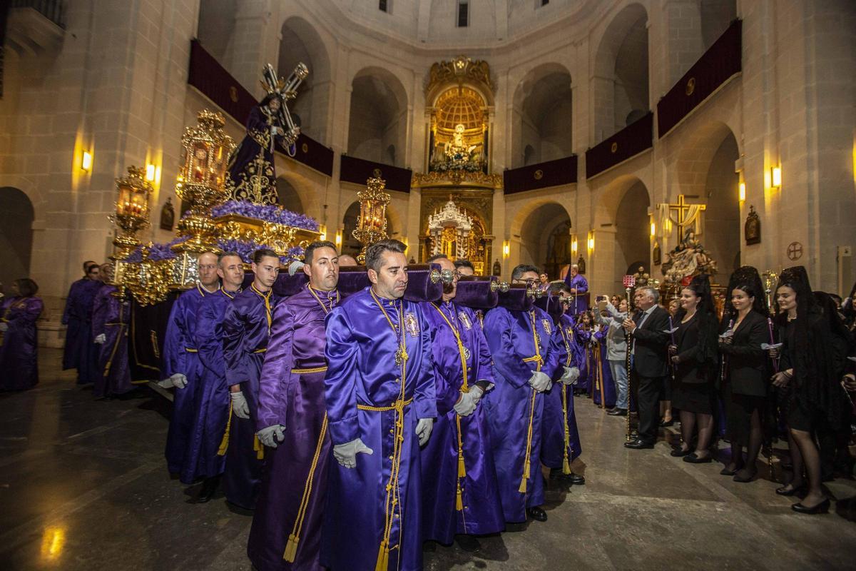 Pasión en la procesión de Nuestro Padre Jesús en la Concatedral de San Nicolás de Alicante
