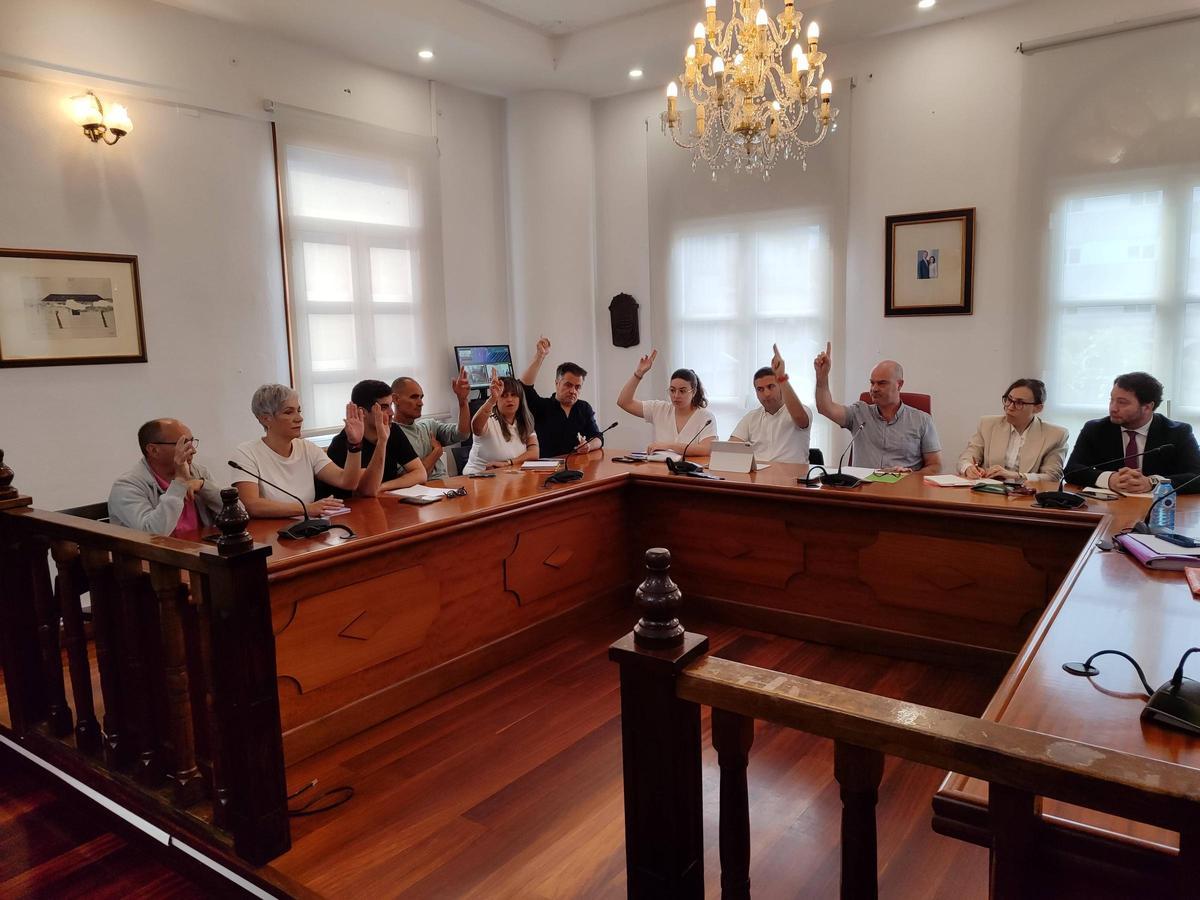 El grupo de gobierno del Concello de Bueu, formado por BNG y PSOE, vota a favor de la ordenanza fiscal con las tarifas de la piscina de As Lagoas.