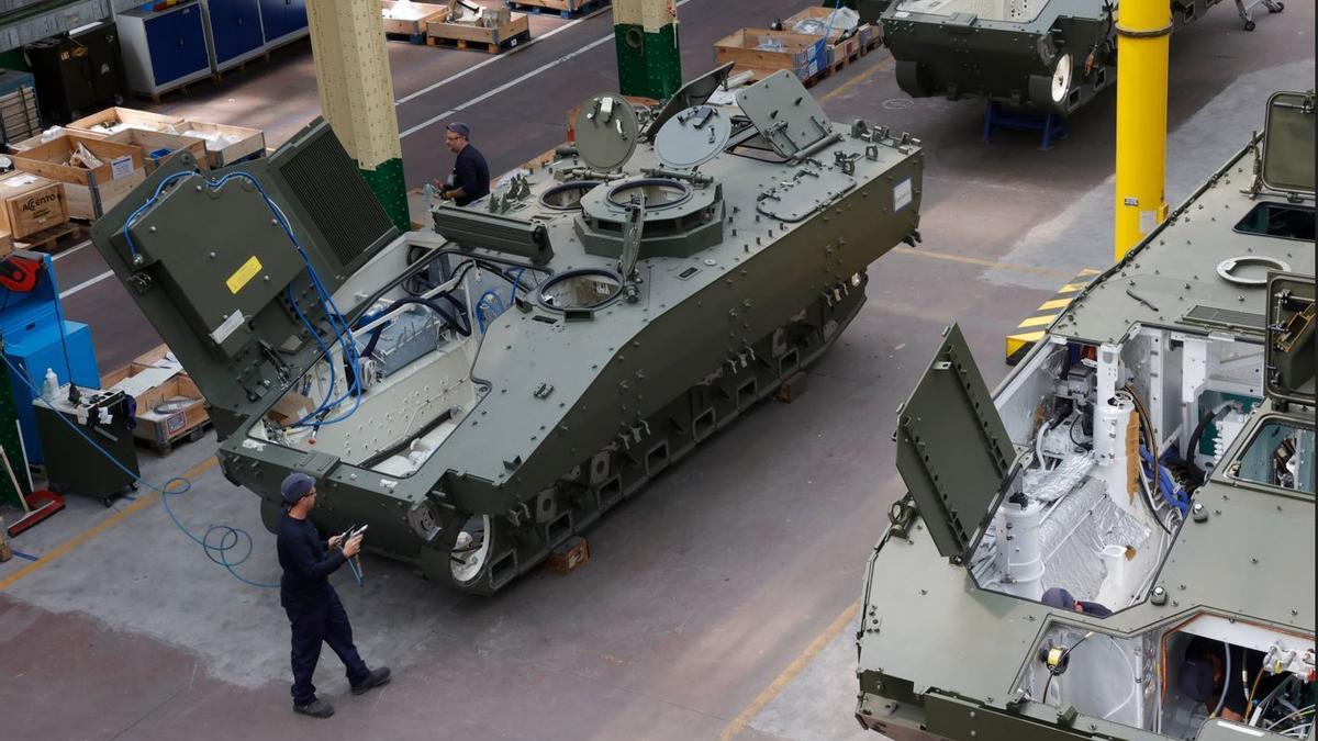 Operarios trabajando en la Fábrica de Armas de Trubia.