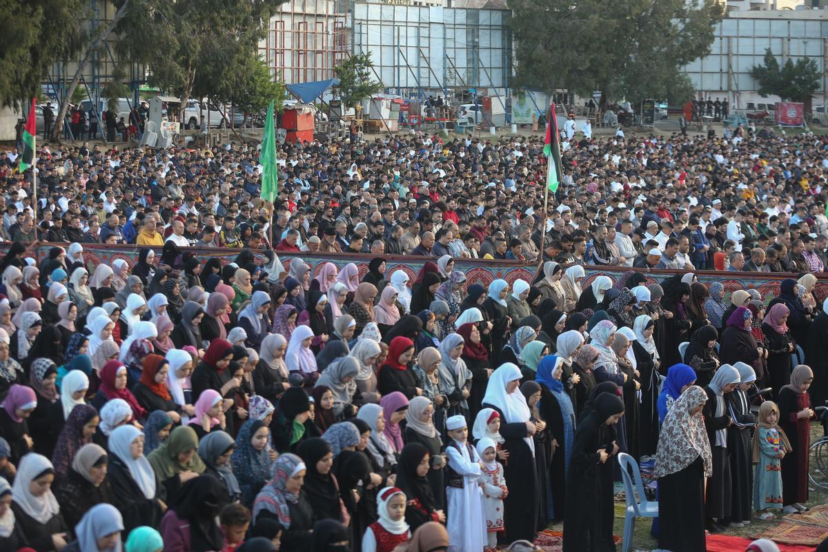 Miles de palestinos despiden en Gaza el mes sagrado del Ramadán