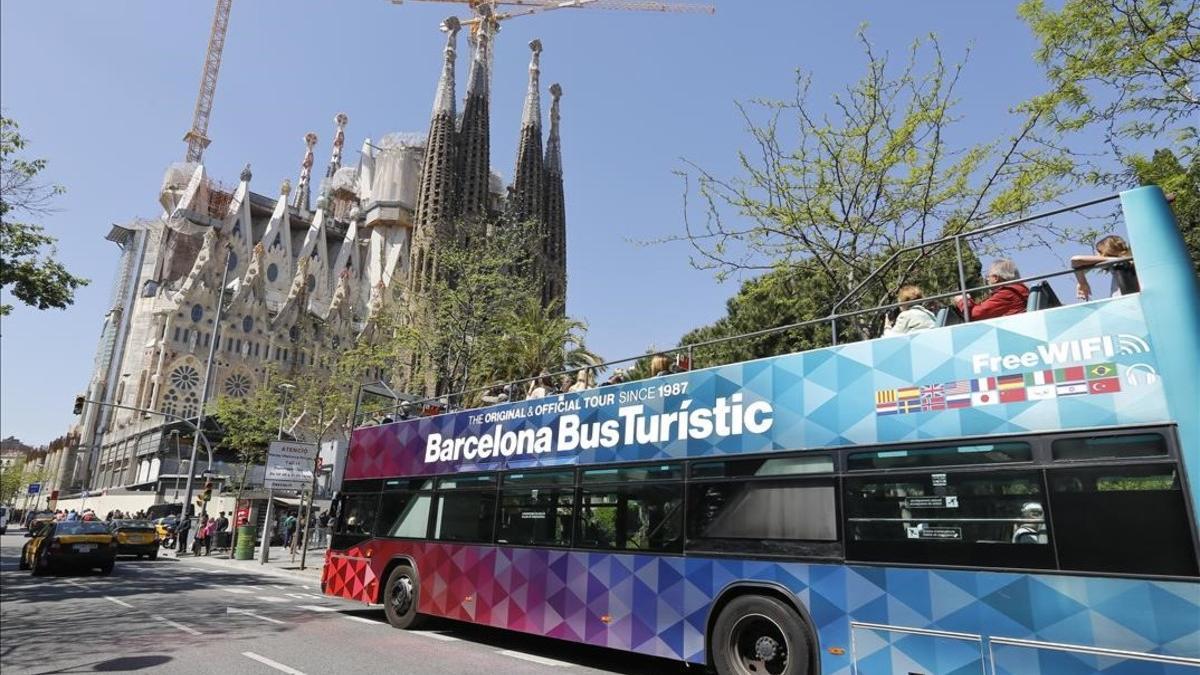 Turistas visitan la Sagrada Familia