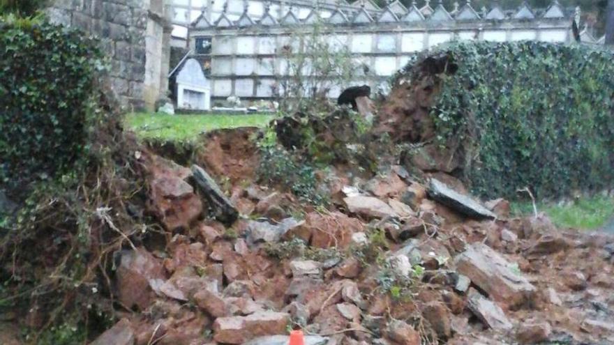 Derrumbe del muro del cierre perimetral en el campo santo del monasterio de Camanzo.