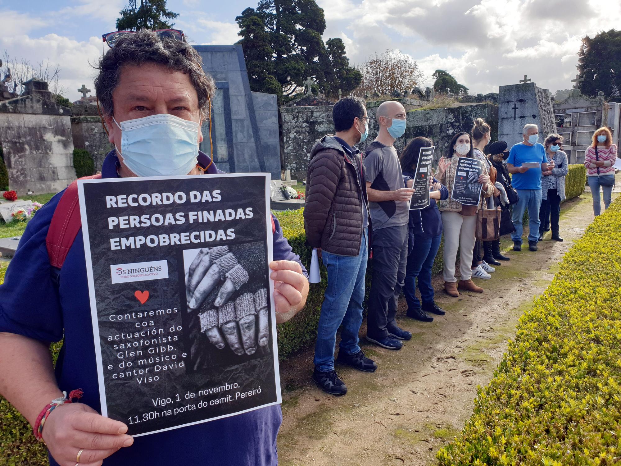 Todos Santos 2021 en Vigo: Flores y velas avivan el recuerdo de los que ya no están