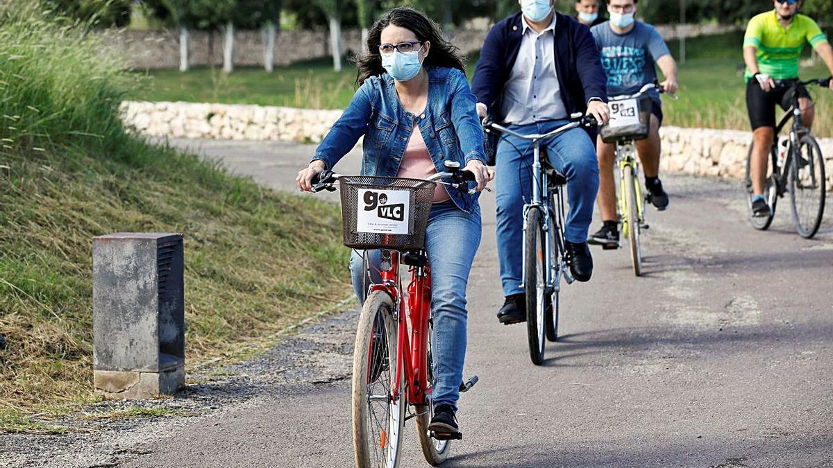 Oltra se sube a la bicicleta para reivindicar el transporte sostenible | EFE