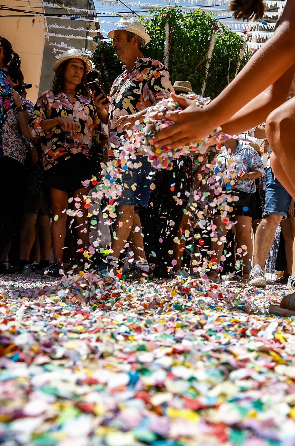 Bétera se rinde a la Rodà: confeti, pólvora y 16 Alfàbegues con nombre de mujer