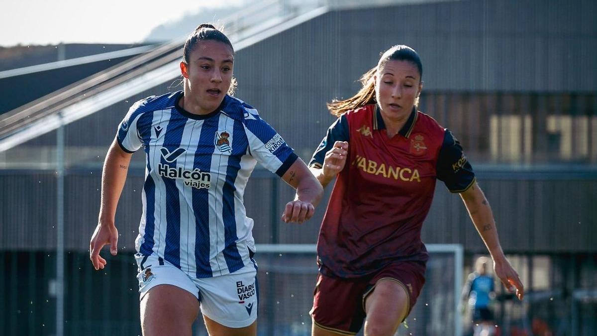Lucía Martínez disputa un balón ante Emma, jugadora de la Real Sociedad