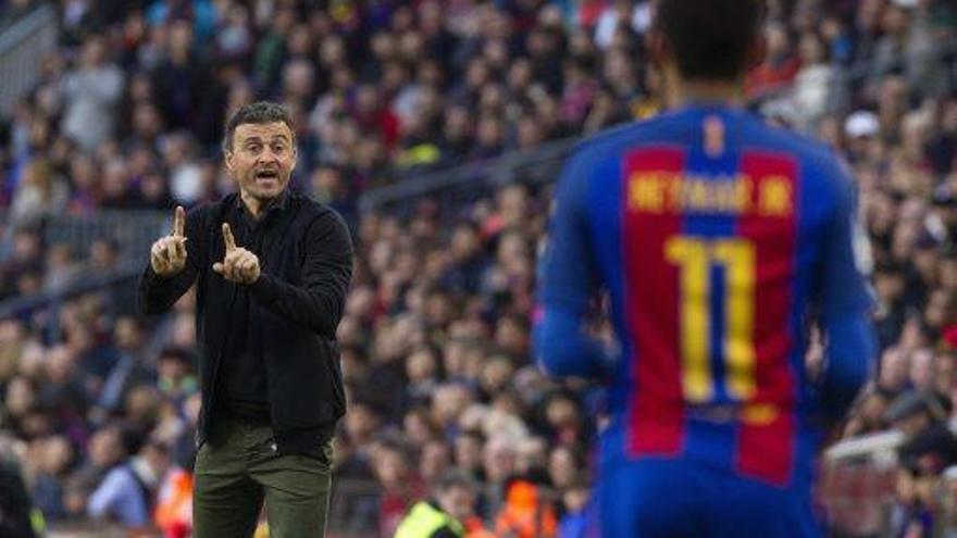 Luis Enrique donant instruccions a Neymar durant el partit d&#039;ahir