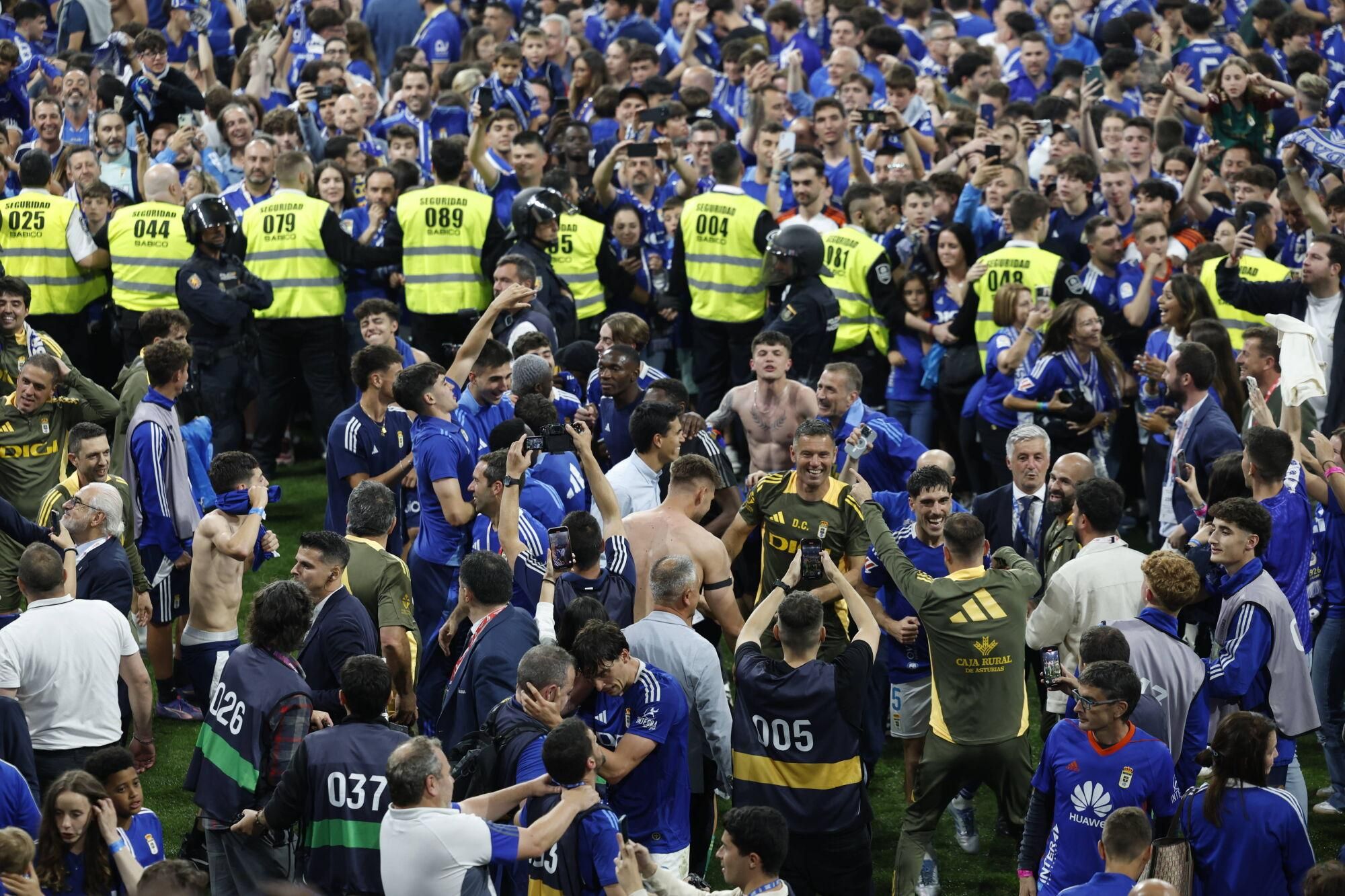 Así se vivió en el Carlos Tartiere la noche del ascenso del Oviedo a Primera División 24 años después