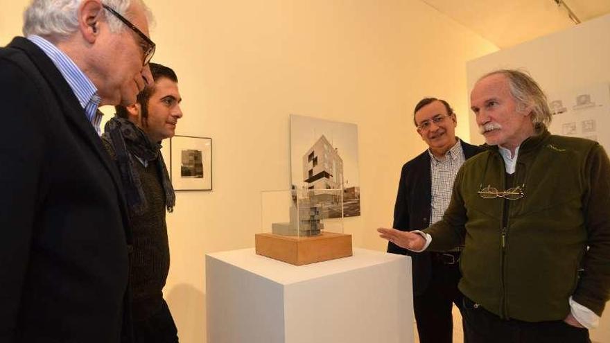 Juan de la Sota y Rafael L. Torre, a la derecha, en la exposición que acoge el Museo. // Gustavo Santos