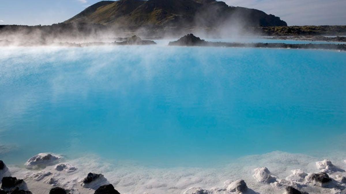 La Laguna Azul islandesa se encuentra a las afuras de Grindavík y es, en realidad, un lago artificial geotermal.