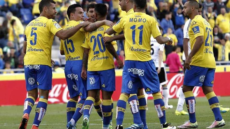 Los jugadores del Las Palmas festejan el segundo gol. // Efe