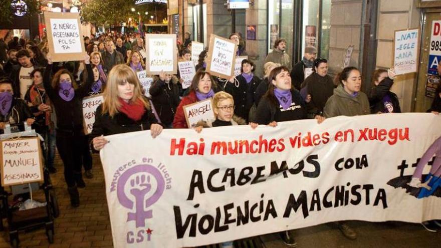 Participantes en la protesta contra la violencia machista.