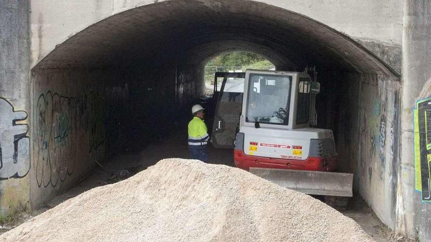 Operarios trabajando en labores de reparación del túnel.