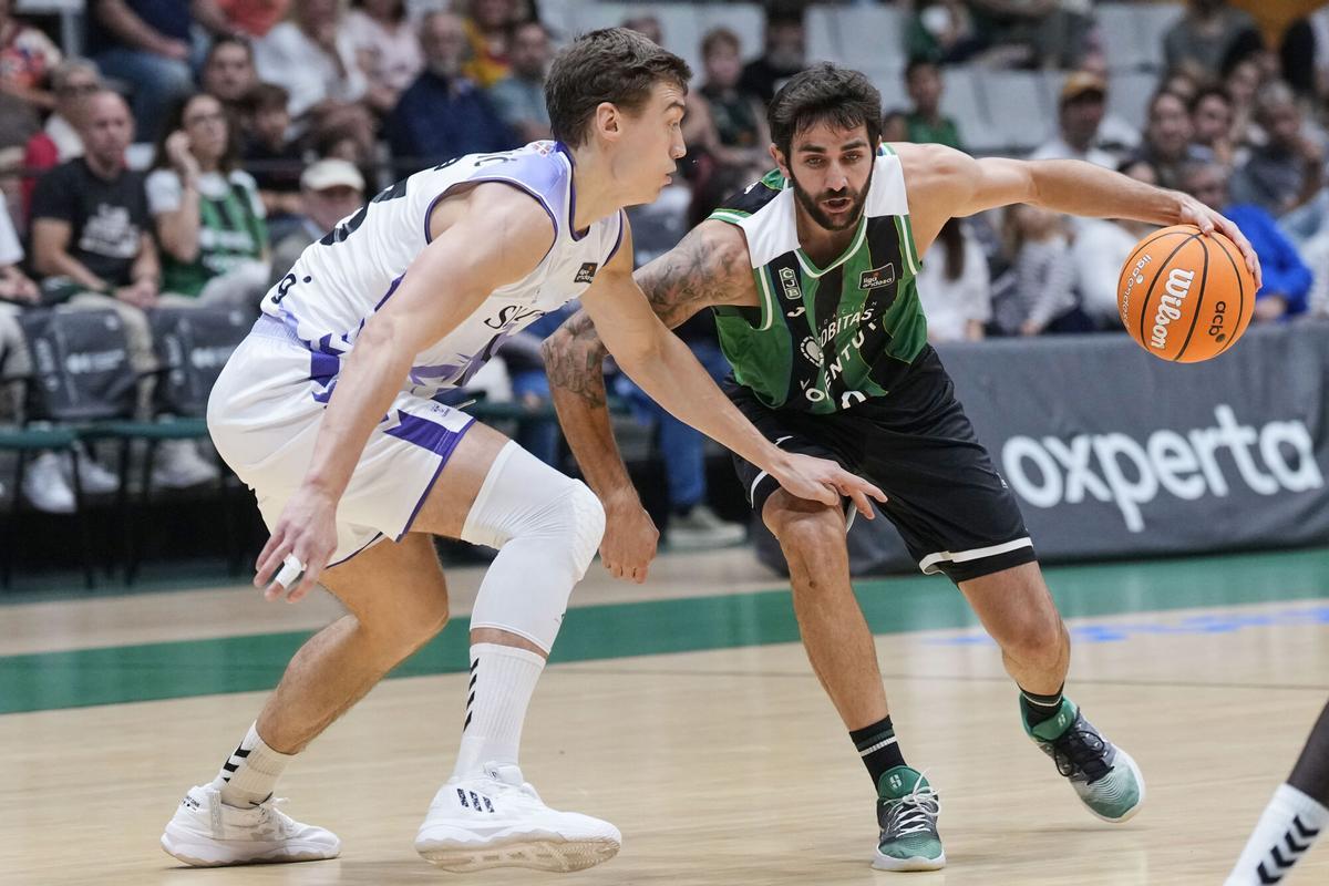 Ricky Rubio, del Joventut, y Lazarevic, del Bilbao, durante el partido de Liga Endesa en el Olimpic de Badalona que disputan Joventut y Surne Bilbao. EFE/Alejandro García
