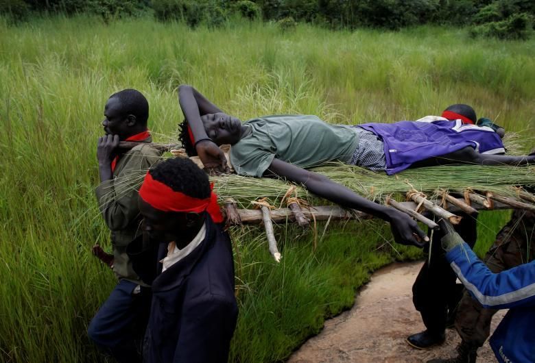 Els rebels de SPLA-IO (SPLA-In Opposition) porten un ferit després d'un assalt als soldats del govern SPLA (Soldat Popular d'Alliberament del Sudan) al sud del Sudan, el 26 d'agost.