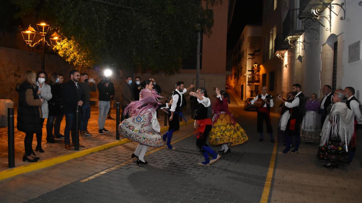 Coros y Danzas de Lorca bailando, anoche, la Jota Lorquina durante la reinauguración.