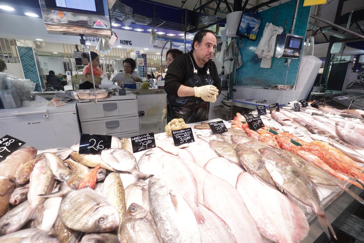 COMPRAS NAVIDEÑAS EN EL MERCADO DEL OLIVAR. MANU MIELNIEZUK