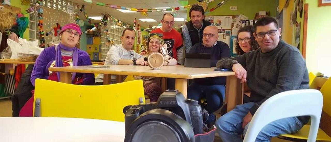 Lara Salazar, Bruno Menéndez, María García, Carlos García, el fotógrafo Álvaro Fuente (de pie), Manuel Vicente García, Mónica Tirado y Luis González, durante el taller de fotografía.