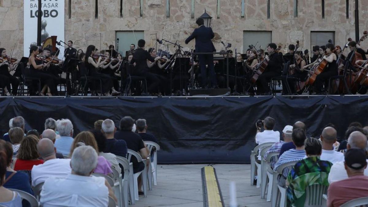 Un concierto de la Orquesta Sinfónica de Castilla y León en la plaza de la Catedral.