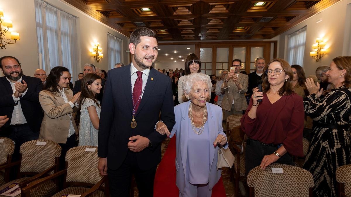 Mariles Azcón entra al salón de plenos con el alcalde Prieto.