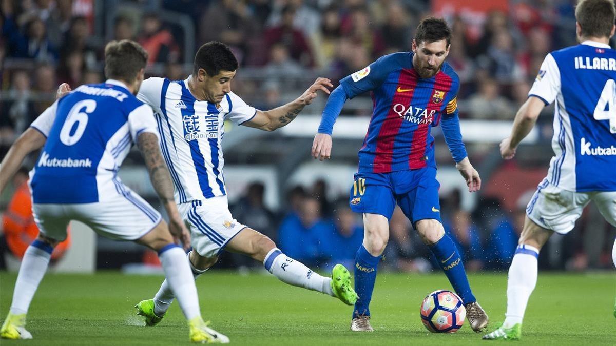 Messi, rodeado de jugadores de la Real Sociedad.