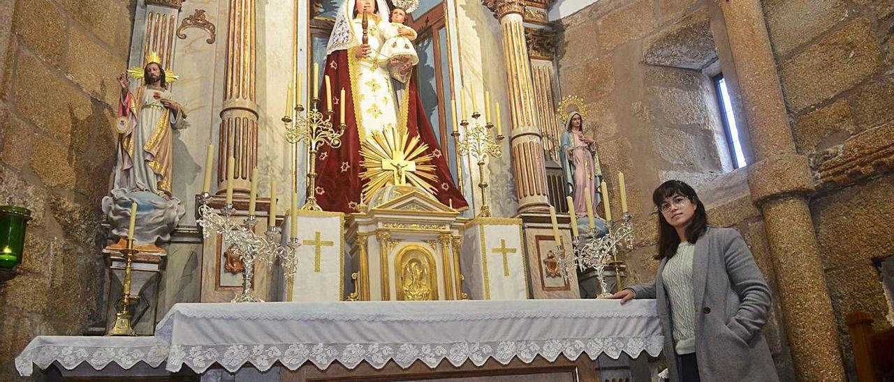 La investigadora Alicia Padín ante el retablo que esconde un fresco del siglo XVI en Caleiro. |   // N. P.