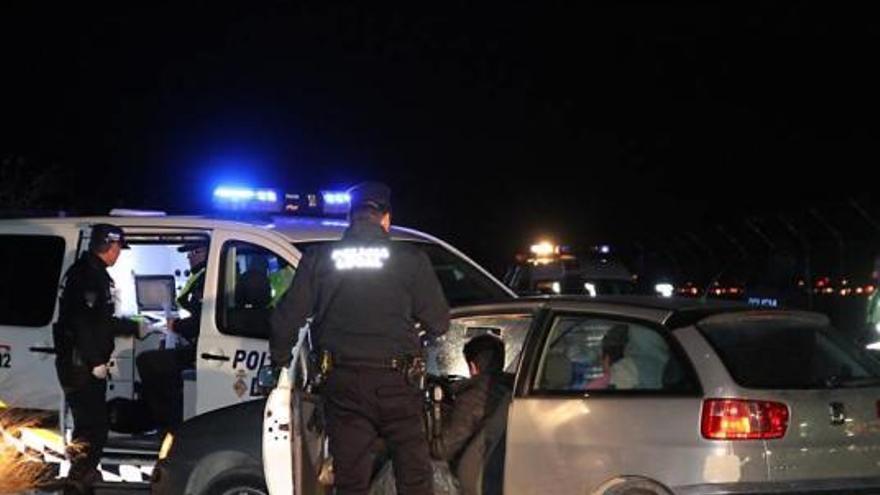 Agentes de la Policía Local, durante un control en las inmediaciones de Son Banya.