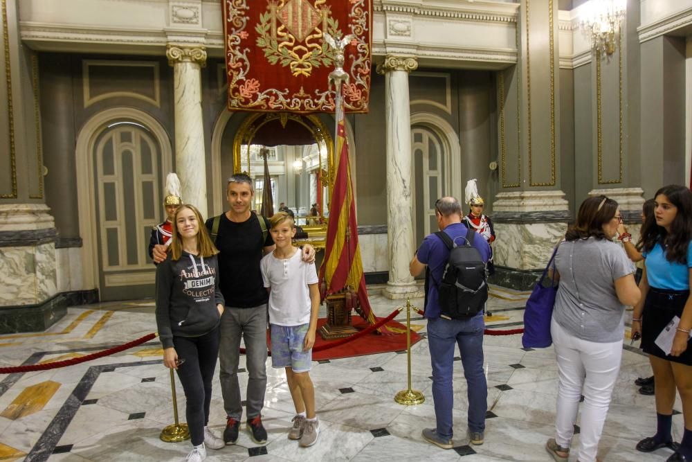 Los valencianos visitan la Real Senyera, expuesta en la sala de cristal