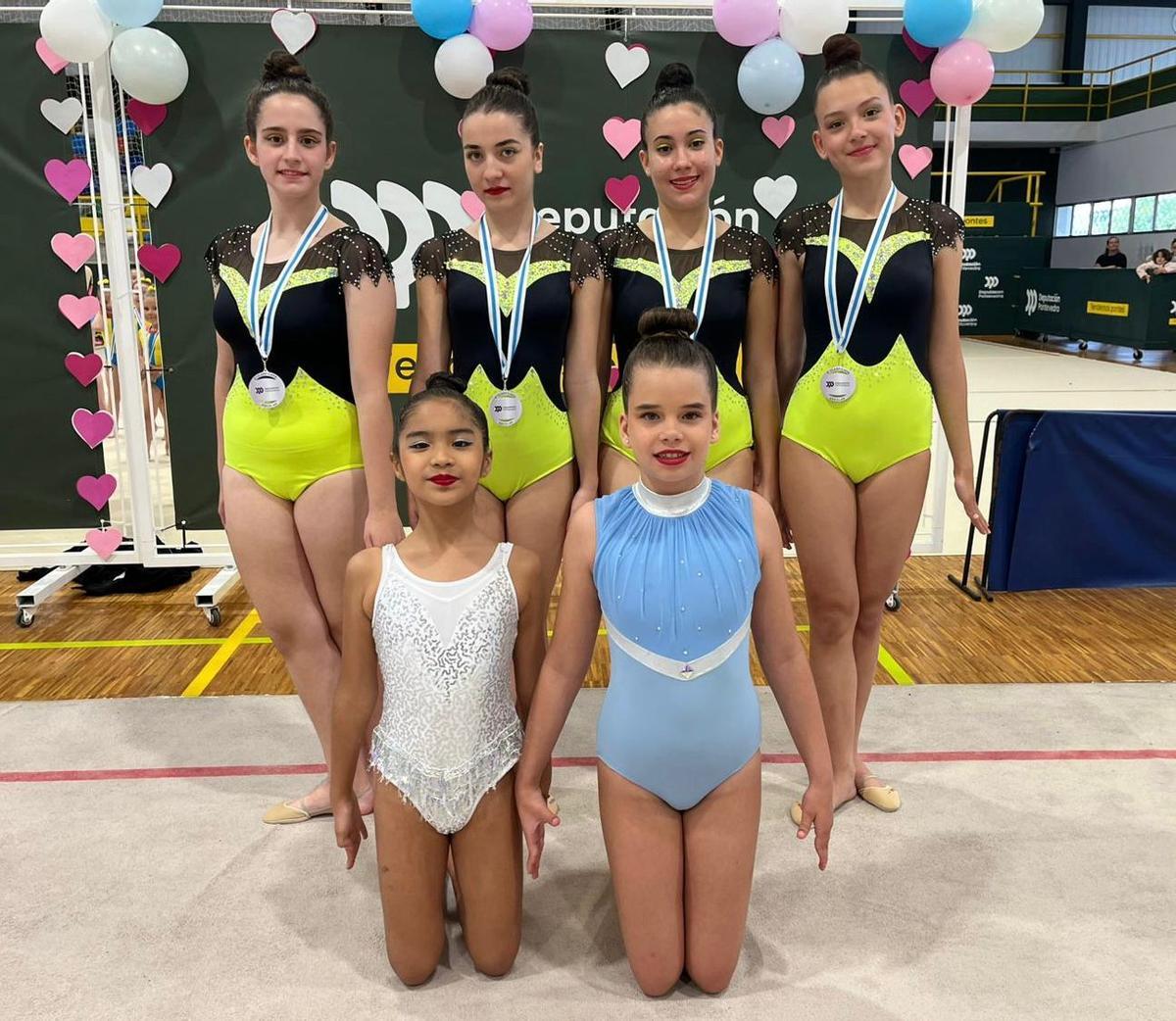 Gimnastas del Club Viravolta Jael posan después de competir en el Trofeo Xiada en Pontevedra.