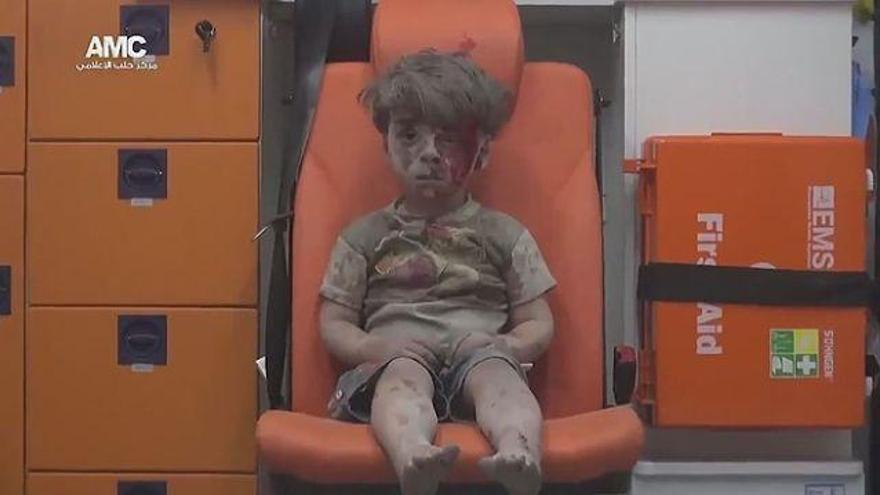 El vídeo de un niño sirio superviviente de un bombardeo en Alepo se hace viral