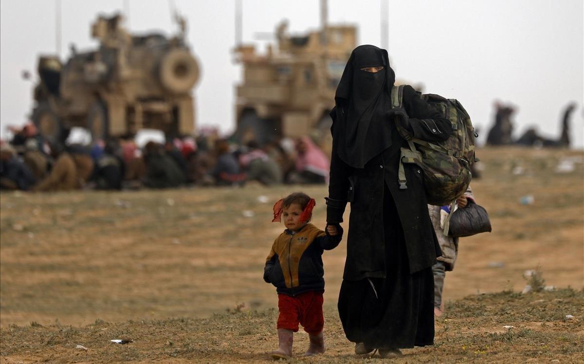 Una madre con sus hijos en territorio yihadista del Estado Islámico. 