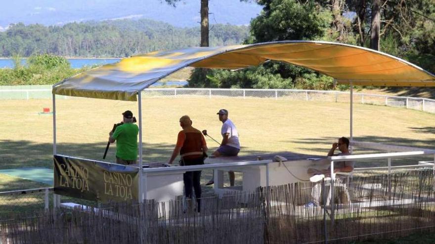 Tiradores en el campo de A Toxa donde se celebra el campeonato de tiro al pichón. // Muñiz