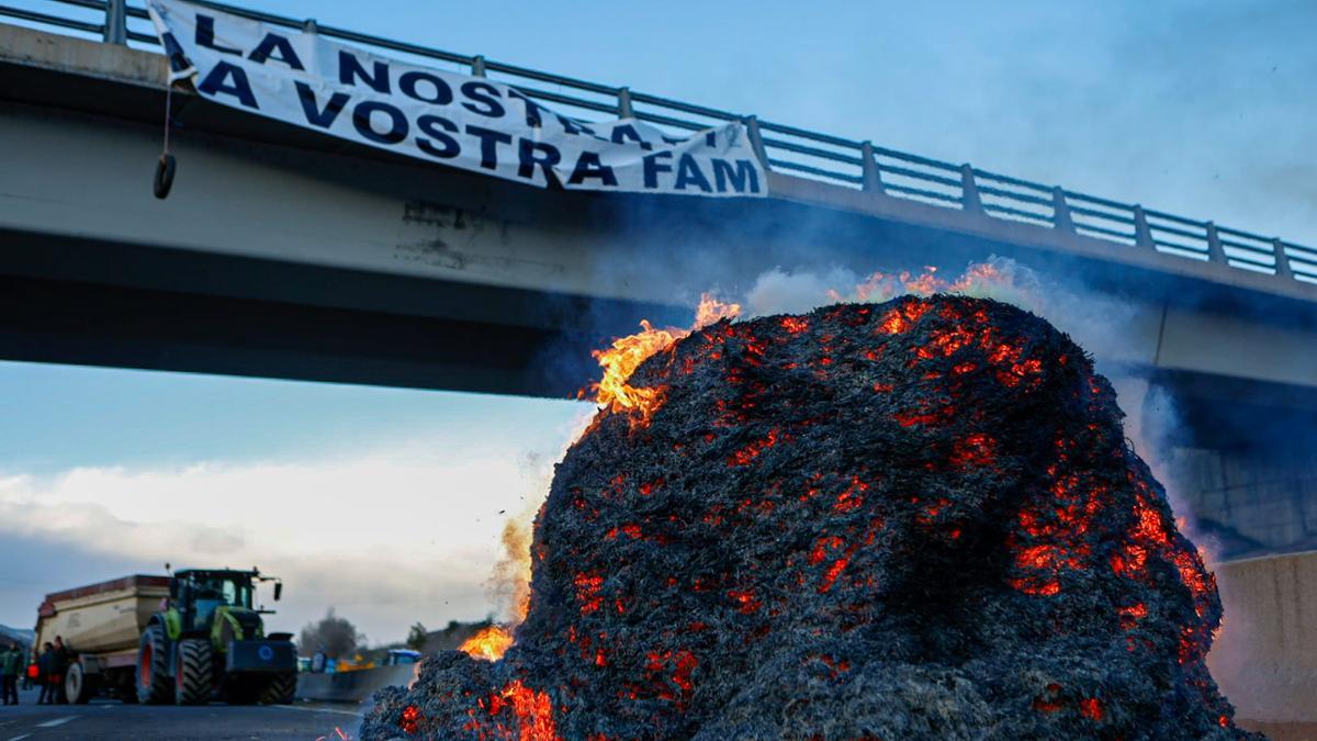 Protesta pagesa a la C-16, a Olvan